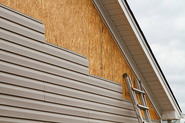 Professional Siding Installation technician working in Bainbridge, PA